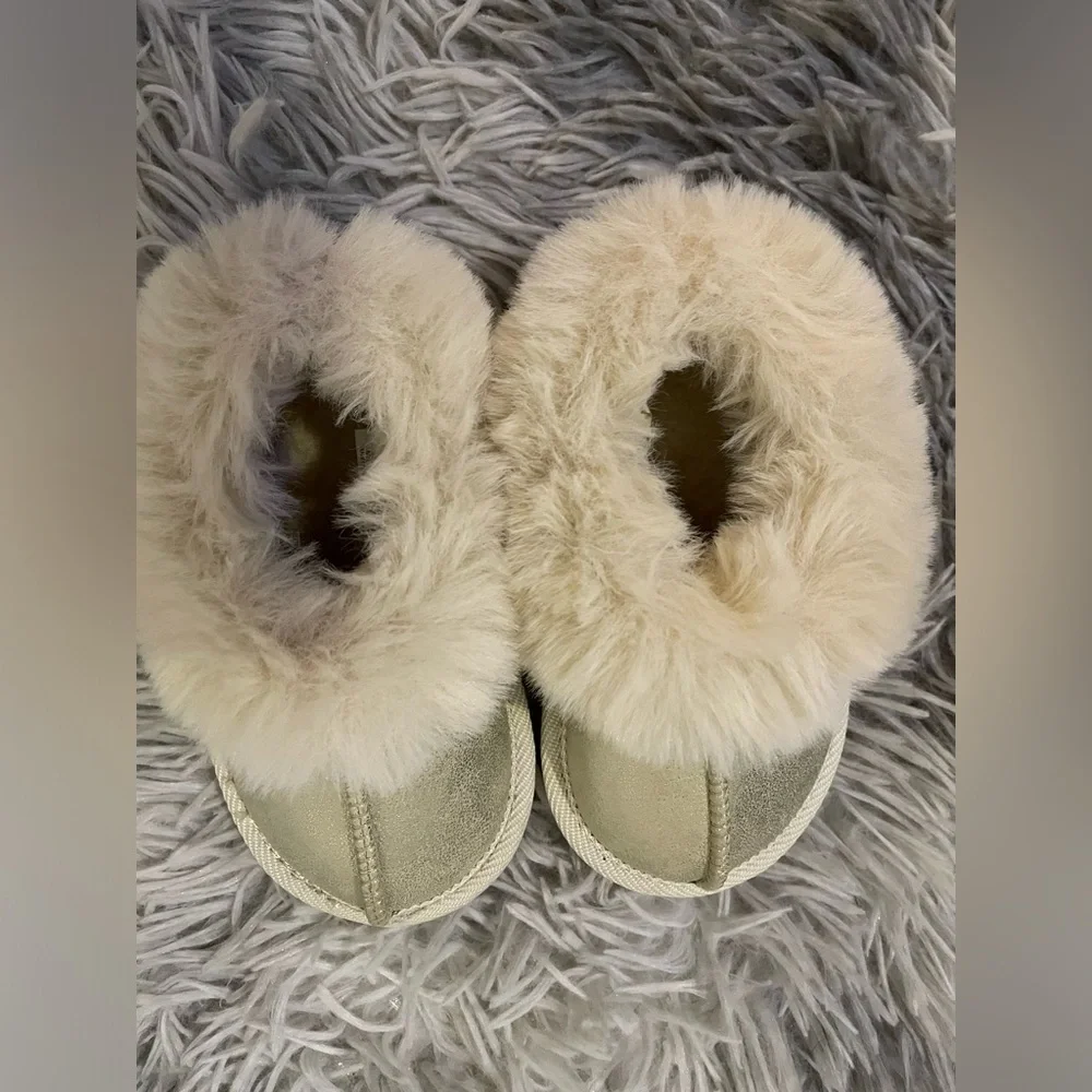 Baby Girl Winter Faux Fur boots. Size 5.